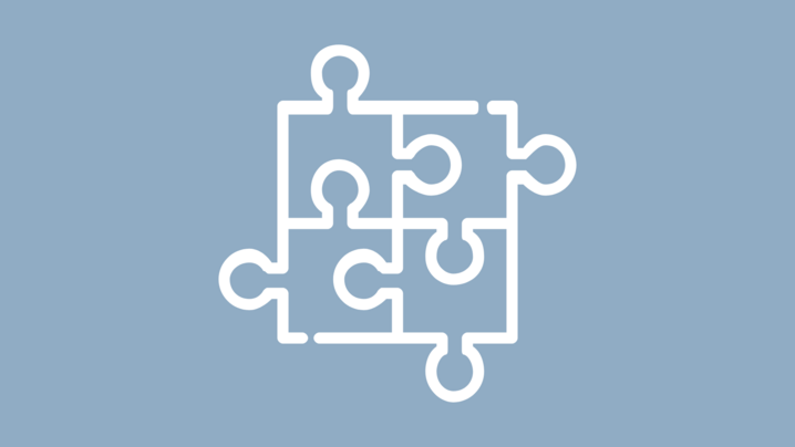 Icon in Weiß auf grauem Hintergrund, das ineinandergreifende Puzzleteile zeigt