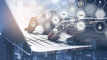 Bild zeigt verschiedene Icons zum Thema Software-Applikationen, die Icons schweben oberhalb einer Laptop-Tastatur