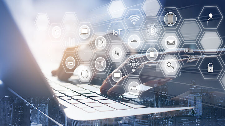 Bild zeigt verschiedene Icons zum Thema Software-Applikationen, die Icons schweben oberhalb einer Laptop-Tastatur