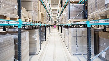 Bild zeigt einen Gang in einer Lagerhalle 