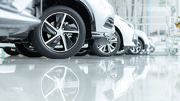 Foto zeigt mehrere Autos in einer Reihe