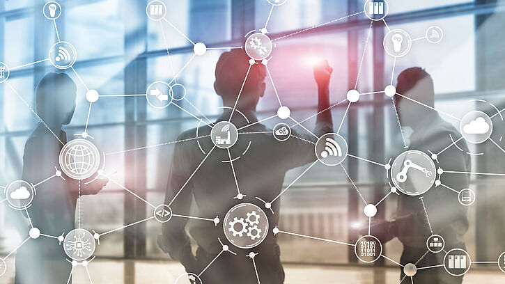 Abbildung zeigt im Hintergrund Personen und im Vordergrund miteinander verbundene Icons zum Thema Supply Chain Management