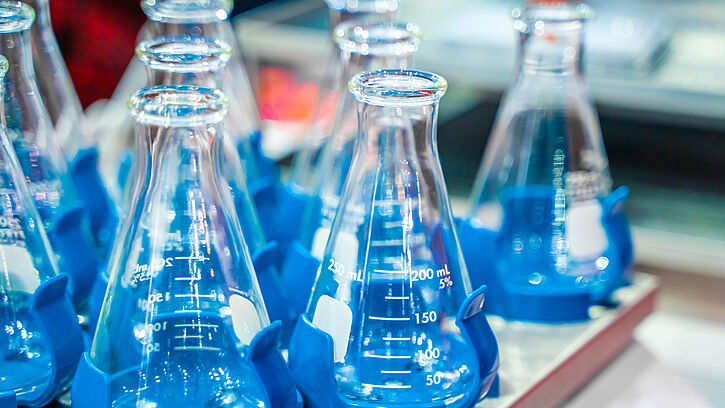 Bild zeigt Laborgefäße in blauen Halterungen