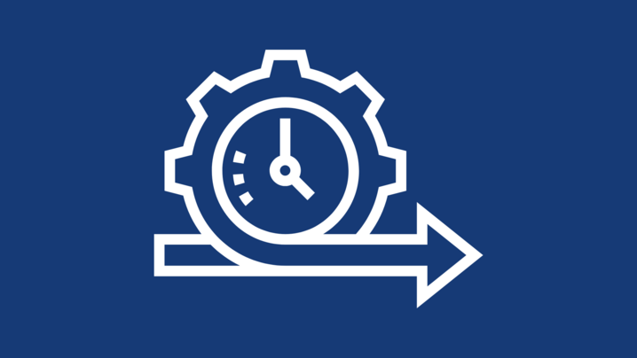 [Translate to English:] Weißes Icon auf dunkelblauem Hintergrund, welches einen Prozess-Pfeil mit Uhr darin darstellt