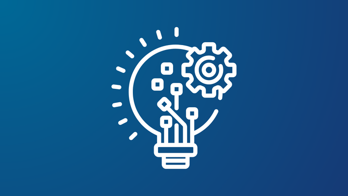 Glühbirnen-Icon mit Zahnrad vor blauem Hintergrund
