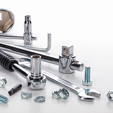 Bild zeigt Metall-Werkzeuge und -Kleinteile