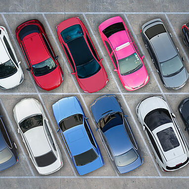 Foto zeigt nebeneinander geparkte Autos in verschiedenen Farben