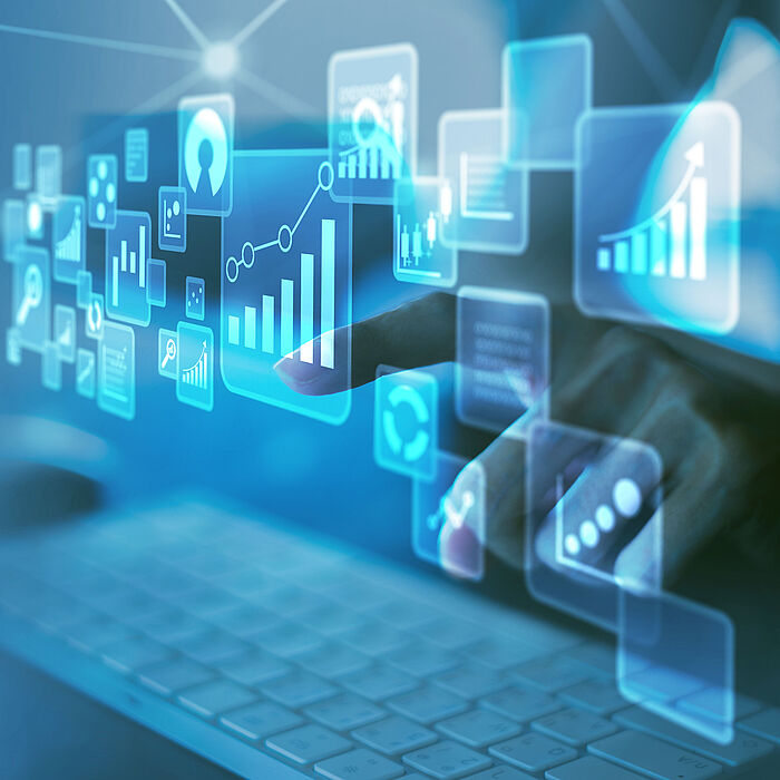 Das Bild ist in Blautönen gehalten und zeigt links Netzwerk-Linien und rechts verschiedene Statistik-Icons, die über einer Tastatur schweben