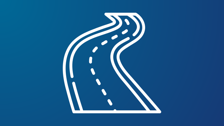 Weißes Straßen-Symbol vor blauem Hintergrund