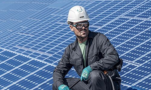 Handwerker mit UXEV-Sicherheitshelm