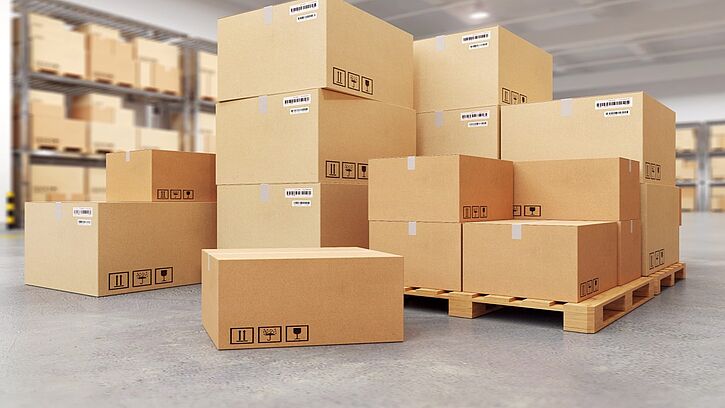 Bild eines Paketstapels in einer Lagerhalle