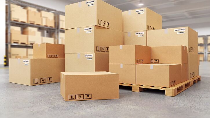 Bild eines Paketstapels in einer Lagerhalle