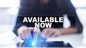 Sprechblase mit dem Text "Available now" schwebt über einem Tablet