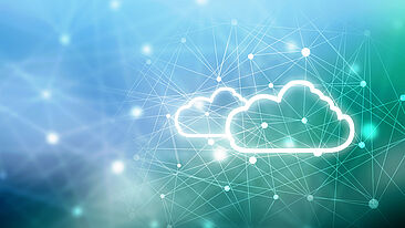 Bild zeigt zwei Cloud-Symbole vor blau-grünem Hintergrund mit Netzwerklinien