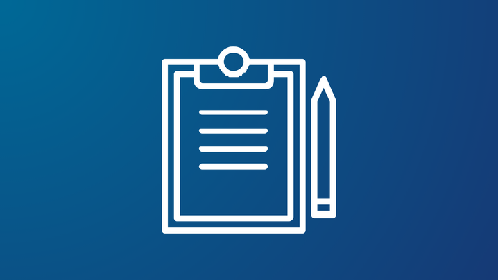 [Translate to English:] Klemmbrett-Icon vor blauem Hintergrund