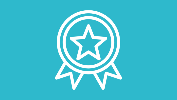 Icon in Weiß auf petrolfarbenem Hintergrund, das ein Abzeichen zeigt